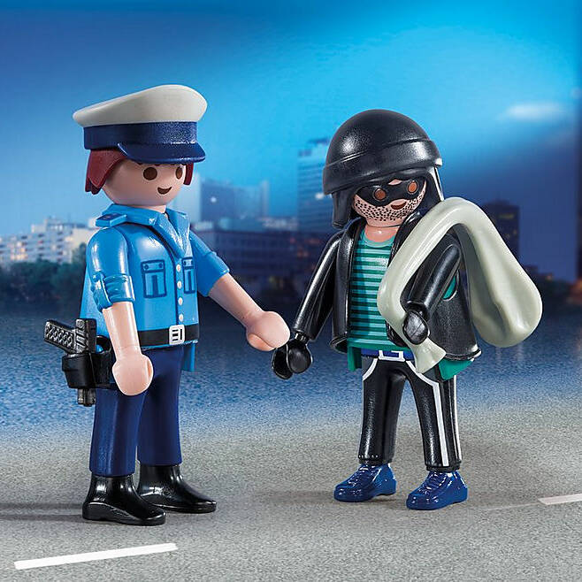 PLAYMOBIL 9218 COLLECTABLE POLICEMAN AND BURGLAR DUO PACK 