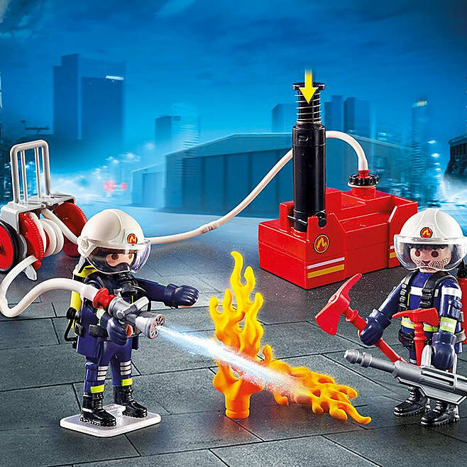 PLAYMOBIL 9468 CITY ACTION FIREFIGHTERS WITH WATER PUMP